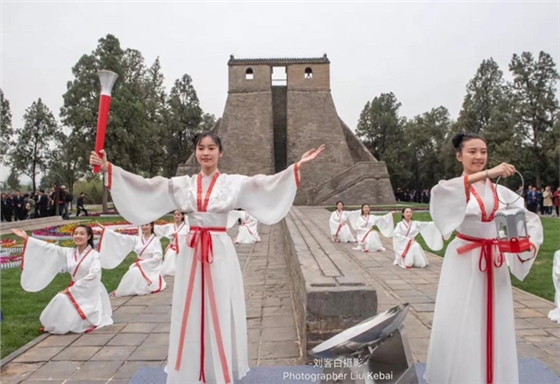 今天的告成觀星臺(tái)，一場(chǎng)火炬?zhèn)鬟f燃遍全國(guó)！