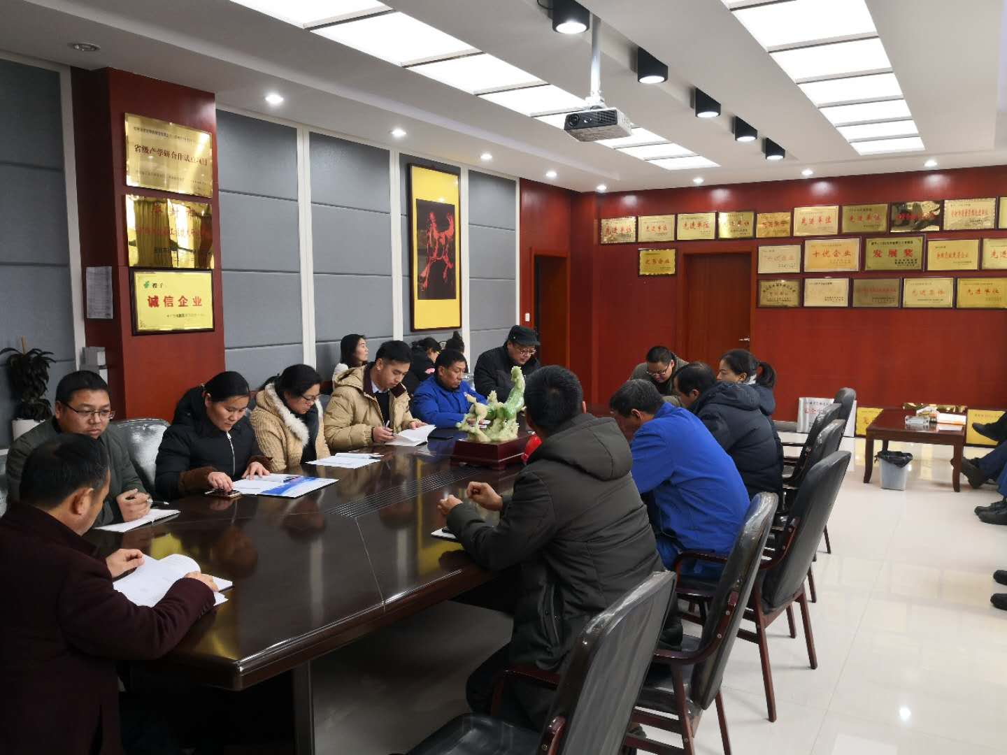 嵩陽(yáng)煤機(jī)召開12月份煤礦帶式輸送機(jī)生產(chǎn)進(jìn)度會(huì)議