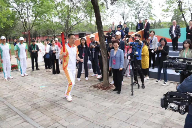 今天的告成觀星臺，一場火炬?zhèn)鬟f燃遍全國！
